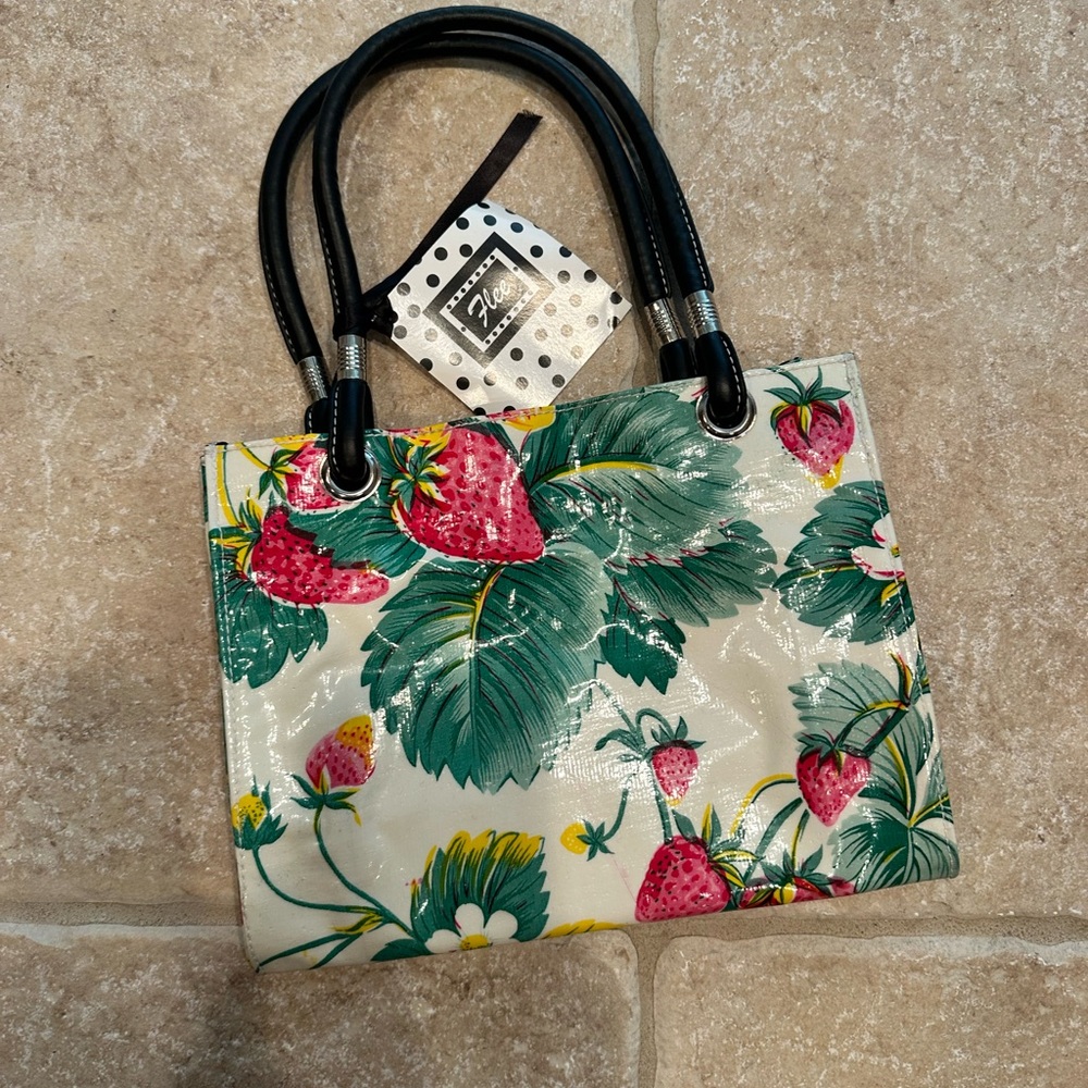 Flee Bag Mini In Strawberry Print - Picture 5 of 5